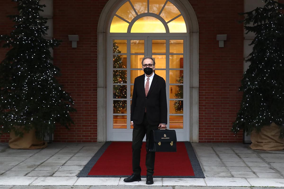 21/12/2021. The Minister for Universities, Joan Subirats, on the steps of the Council of Ministers building